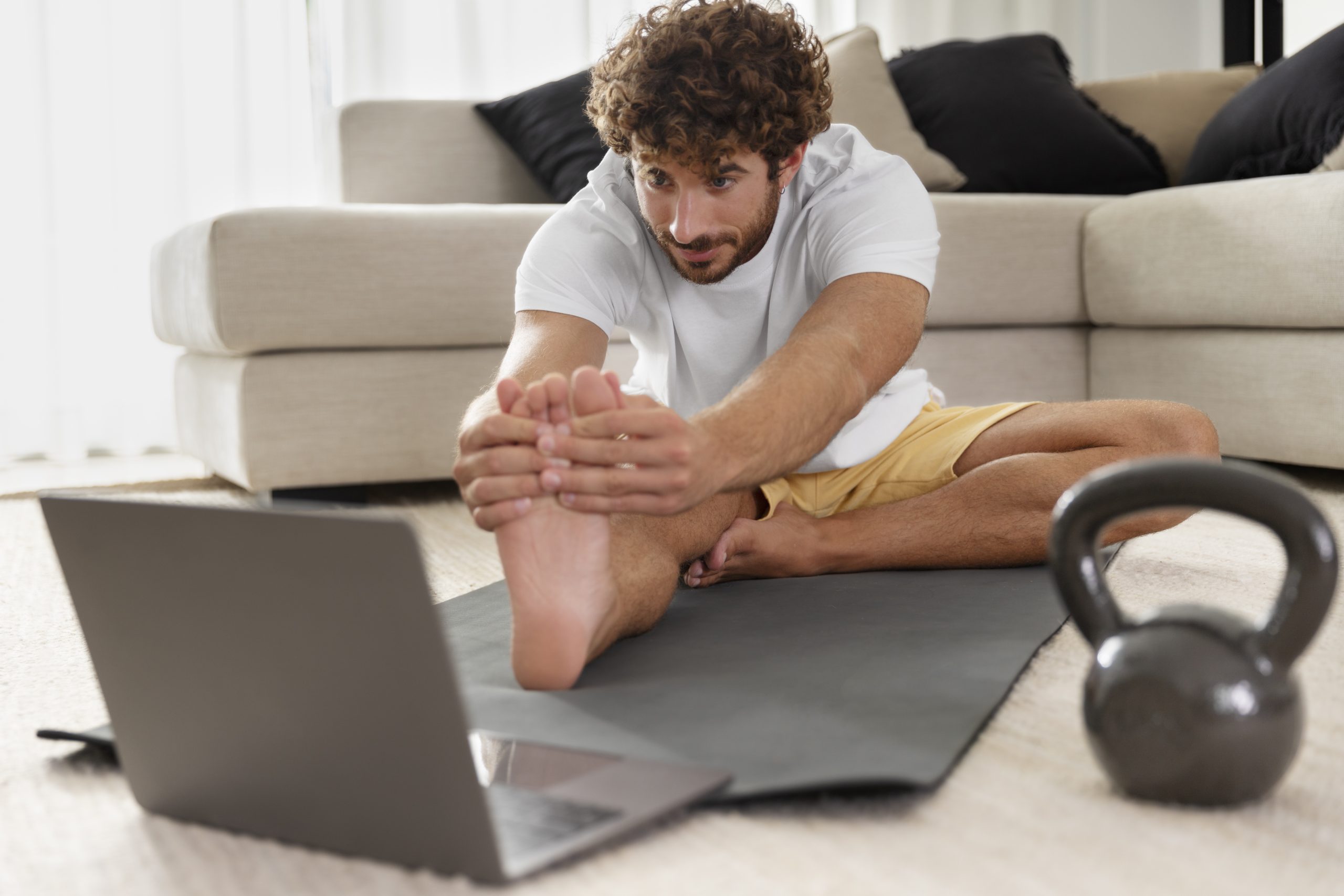 mujer de tiro completo trabajando